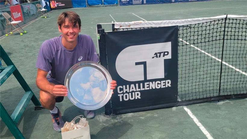 Chris Rodesch mit der Siegertrophäe
