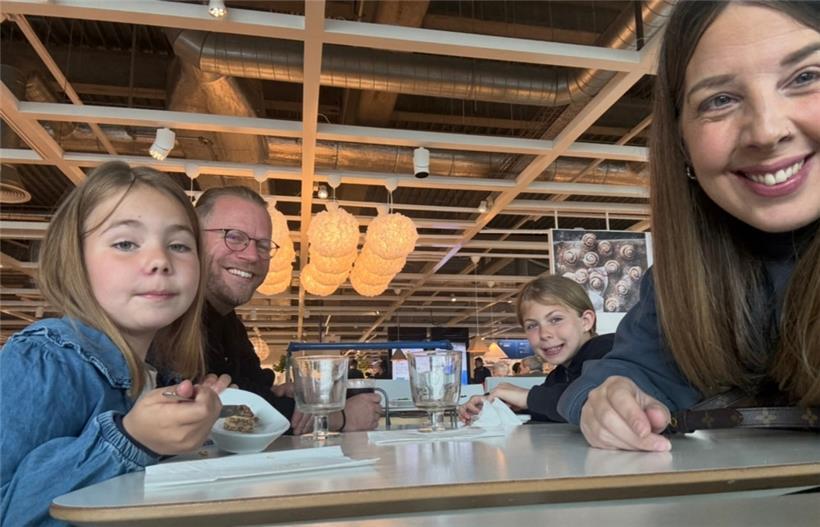 Christelle Diederich mit ihren zwei Töchtern und ihrem Mann
