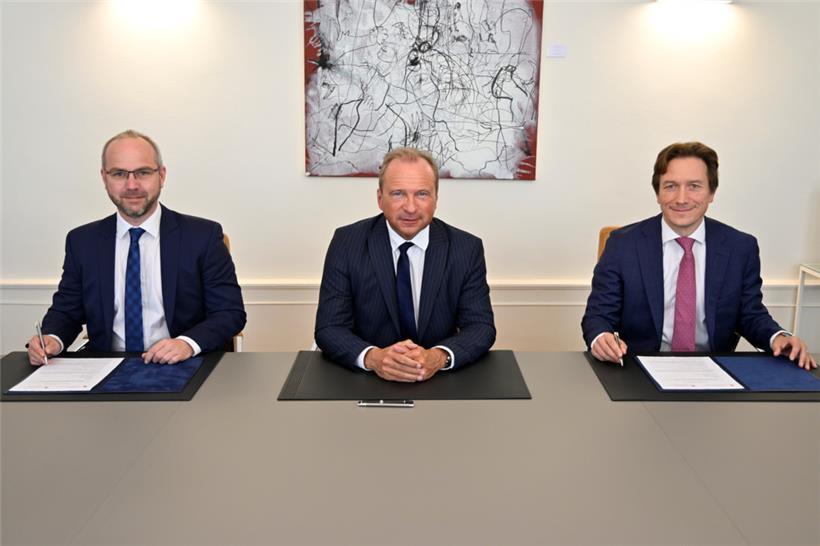 Christian Buttel, stellvertretender Direktor der AED, Finanzminister Gilles Roth (CSV) und Jean-Paul Olinger, Direktor der ACD, am Montag 
