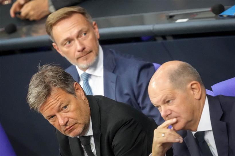 Christian Lindner (M, FDP), Bundesminister der Finanzen, Robert Habeck (l, Bündnis 90/Die Grünen), Bundesminister für Wirtschaft und Klimaschutz, und Bundeskanzler Olaf Scholz (SPD) nehmen an der Sitzung des Bundestags teil

