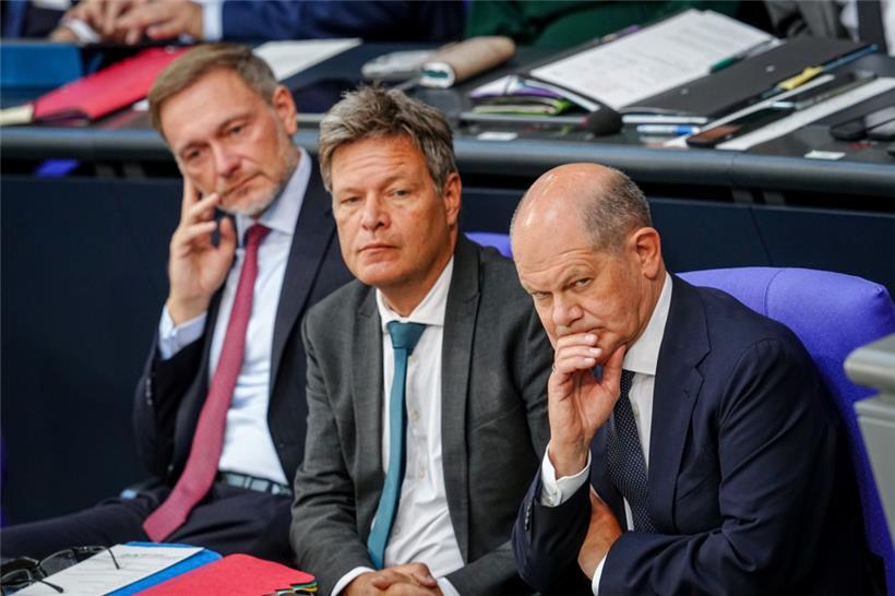 Christian Lindner (l-r, FDP), Bundesminister der Finanzen, Robert Habeck (Bündnis 90/Die Grünen), Bundesminister für Wirtschaft und Klimaschutz, und Bundeskanzler Olaf Scholz (SPD)
