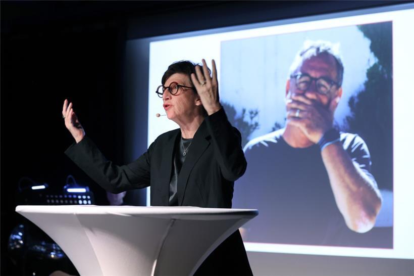 Christiane Kremer lässt die Stimme von Jay Schiltz sich erheben
