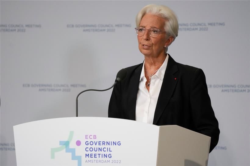 Christine Lagarde, Präsidentin der Europäischen Zentralbank, erläutert die geldpolitischen Entscheidungen des EZB-Rates während einer Pressekonferenz. Die Europäische Zentralbank hat angekündigt, dass sie im Juli ihre erste Zinserhöhung seit elf Jahren vornehmen wird.
