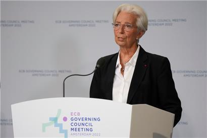 Christine Lagarde, Präsidentin der Europäischen Zentralbank, erläutert die geldpolitischen Entscheidungen des EZB-Rates während einer Pressekonferenz. Die Europäische Zentralbank hat angekündigt, dass sie im Juli ihre erste Zinserhöhung seit elf Jahren vornehmen wird.
