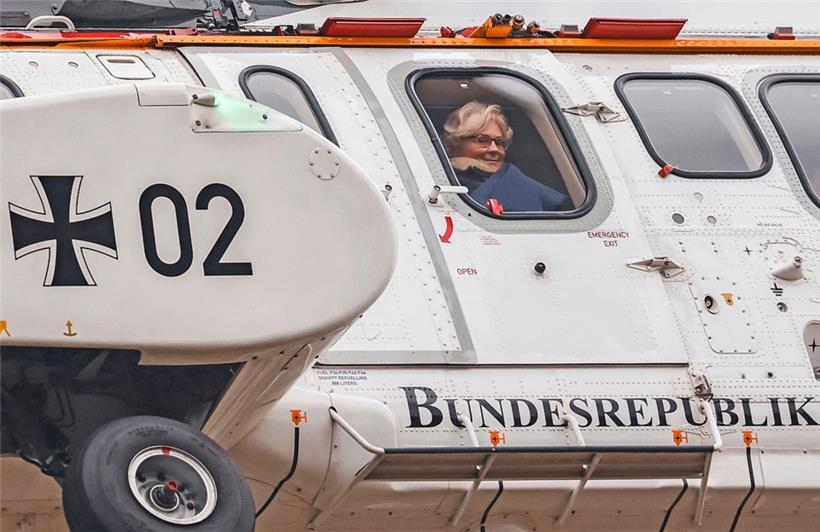 Christine Lambrecht in einem Militärflugzeug: Die Ministerin dürfte ihren Job bald los sein
