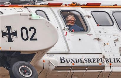 Christine Lambrecht in einem Militärflugzeug: Die Ministerin dürfte ihren Job bald los sein
