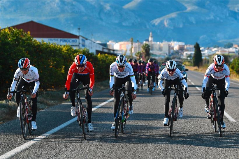 Christine Majerus (Zweite von links) und ihr Team SD Worx gehen mit großen Erwartungen in die Straßensaison
