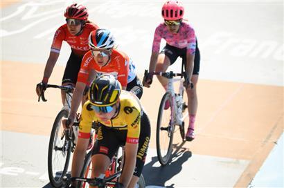 Christine Majerus rollte am Samstag enttäuscht über die Ziellinie im Velodrome von Roubaix
