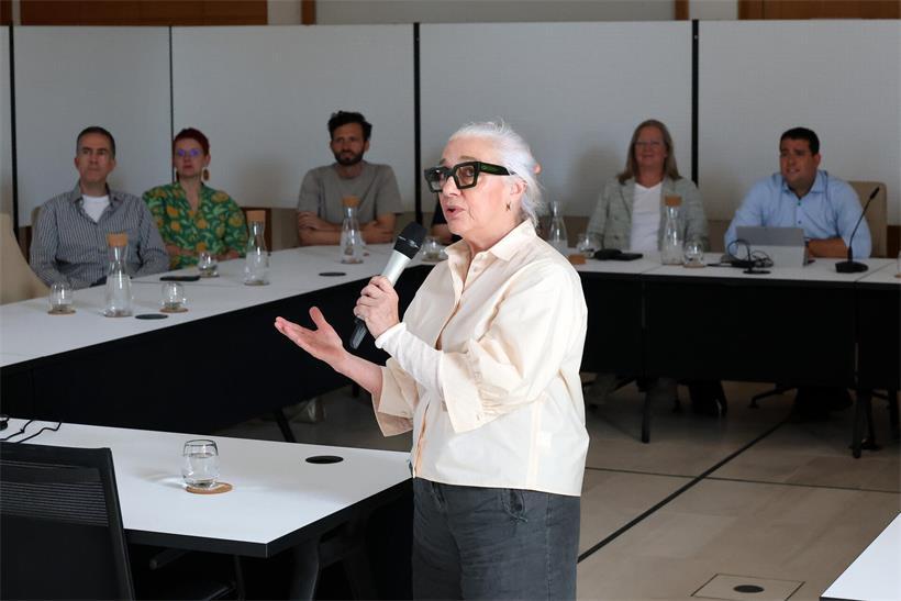 „Kompass für die nächsten 25 Jahre“ – Niederanven stellt Plan für „Am Sand“ vor Christine Muller von Dewey Muller präsentiert den Entwurf des siegreichen Designs bei der Preisverleihung