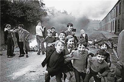 Christine Spengler: Children of „Derry“ after a day of battle on the Bogside, Londonderry, Northern Ireland, 1972
