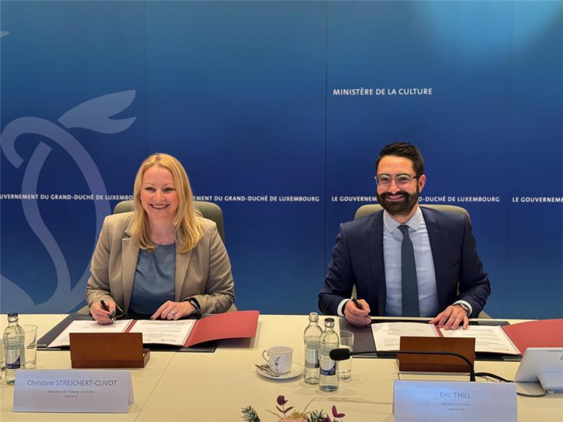 Christine Streichert-Clivot, Bildungs- und Kulturministerin des Saarlandes, und Eric Thill, Kulturminister Luxemburgs, bei der Unterzeichnung
