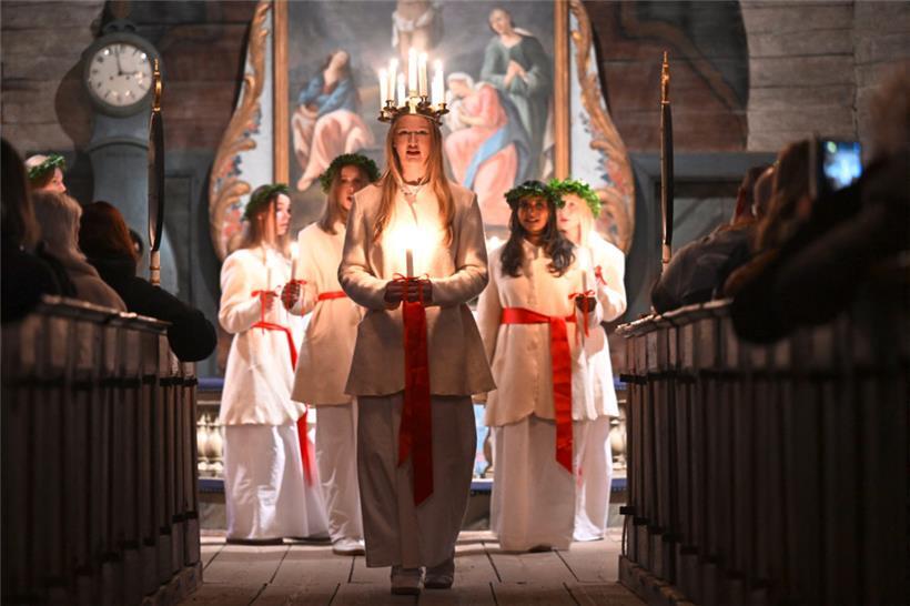 Christlicher Brauch: Schüler einer Musik-Hochschule performen am vergangenen Freitag beim Luciafest in einer schwedischen Kirche
