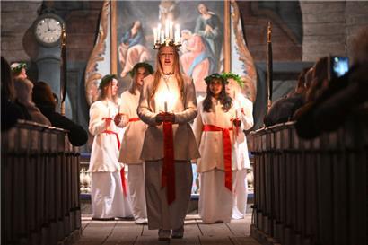 Christlicher Brauch: Schüler einer Musik-Hochschule performen am vergangenen Freitag beim Luciafest in einer schwedischen Kirche
