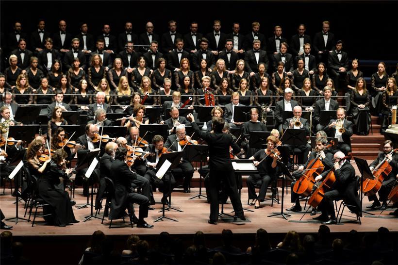 Christoph König am Dirigentenpult bei einem Konzert im Jahr 2019
