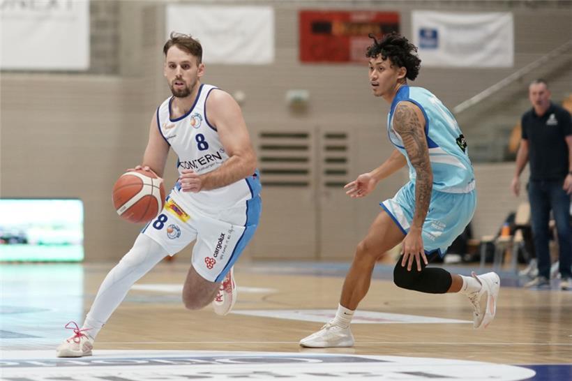 Christophe Mertzig (l.) ist enttäuscht über die Art und Weise, wie Contern die erste Play-off-Partie verloren hat
