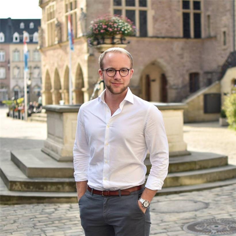 Christophe Origer beginnt seine politische Karriere in der CSV-Sektion in Junglinster. Nach seinem Umzug nach Echternach bleibt er weiterhin politisch aktiv und bekleidet über Jahre hinweg mehrere Posten in der Christlich-Sozialen Jugend und der Mutterpartei. Unter anderem war Origer Mitglied des CSV-Nationalkomitees. Beruflich ist Origer nach seinem Studium in Paris als Anwalt tätig. Seit 2020…
