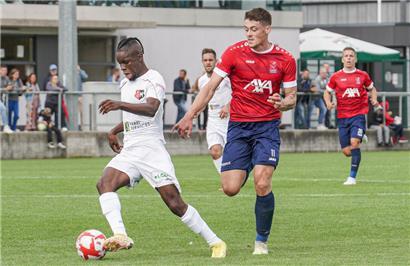 Christophe Thiel (r.) soll mit seiner Physis im Sturm für Unruhe sorgen
