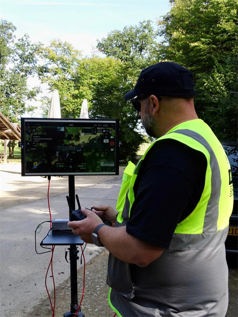 Christophe zeigt seine Arbeit mit der Drohne
