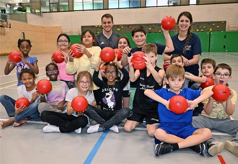 Christopher Benzschawel und Sara Rocha (im Hintergrund) sind beide als Sportkoordinatoren von „elisabeth“ eingestellt worden
