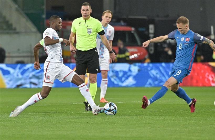 Christopher Martins (l.) im Duell mit Duda
