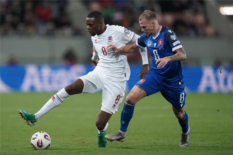 Christopher Martins (l.) ist die Schaltzentrale im Mittelfeld der Luxemburger
