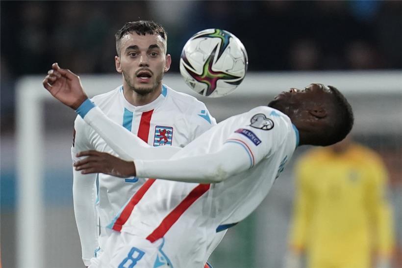 Christopher Martins (r.) feiert sein Comeback. Das freut nicht nur Danel Sinani (l.).
