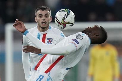 Christopher Martins (r.) feiert sein Comeback. Das freut nicht nur Danel Sinani (l.).
