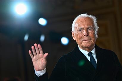 Ciao, Maestro – hier verabschiedet sich Armani nach einer Show am 25. Januar 2025 in Paris 
