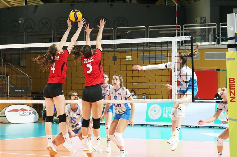 Cindy Schneider (Nummer 4) und Nathalie Braas (Nummer 5) mussten sich gegen Slowenien klar geschlagen geben
