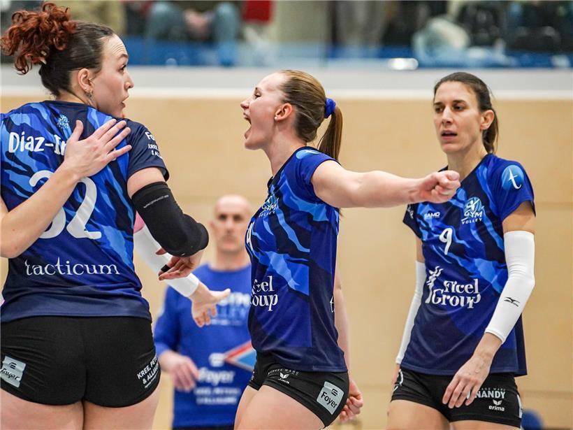 Cindy Schneider und Gym feiern gemeinsam den Gewinn des Doubles im Sportstadion