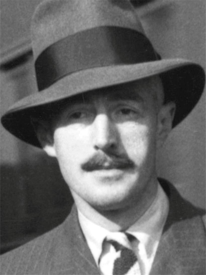 Circa 1940 in Hollywood, Los Angeles: Dashiell Hammett, der Autor von „The Thin Man“
