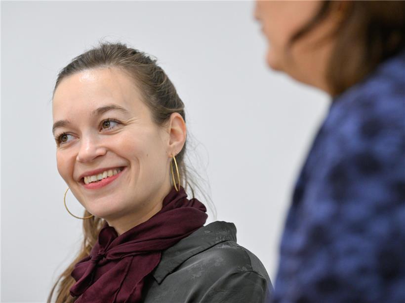 Claire Wagener, Präsidentin der Aspro, spricht auf einer Konferenz vor Publikum