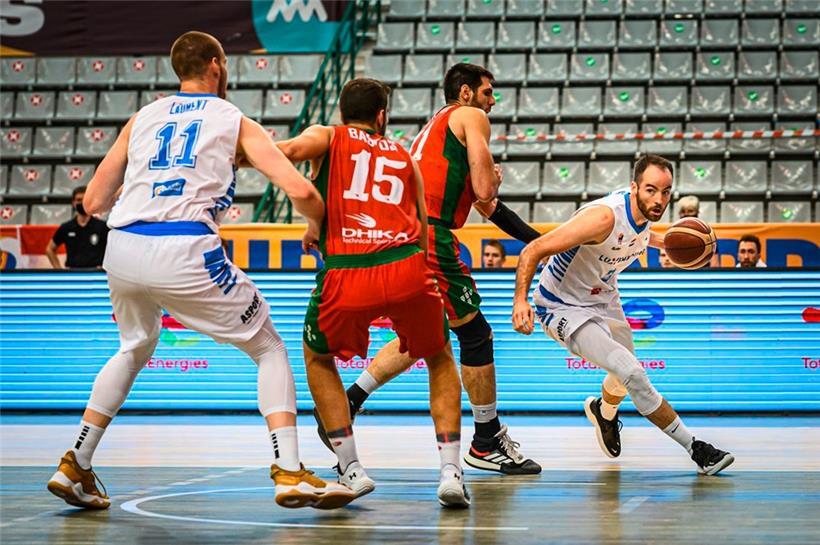 Clancy Rugg (r.) ackerte nicht nur verbissen im Rebound, sondern avancierte mit seinen 20 Punkten auch zum Topscorer der Partie 
