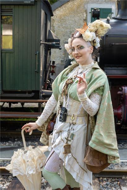 Clara alias Ruffles and Steam engagiert sich sehr für die Steampunk-Bewegung. Sie ist unter anderem Mitgründerin der Eventberatung und Künstlerkartei Anachronika und des Steampunk-Musik-Kollektivs sowie Mitglied der Band Aeronautica.
