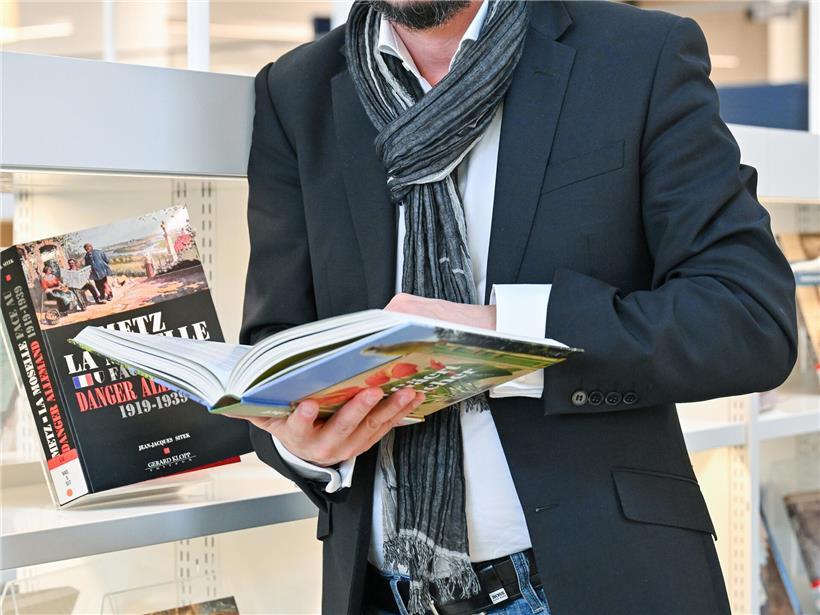 Mit Pol Greisch stirbt ein leiser Gigant des luxemburgischen Theaters Porträt von Claude Conter, luxemburgischer Fußballspieler in sportlicher Kleidung vor neutralem Hintergrund