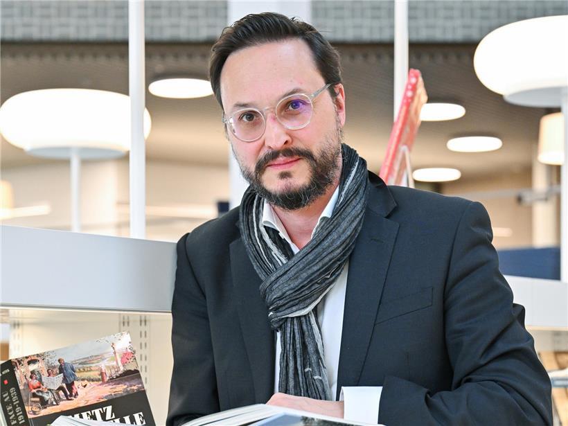 Mit Pol Greisch stirbt ein leiser Gigant des luxemburgischen Theaters Porträt von Claude Conter, luxemburgischer Fußballspieler in sportlicher Kleidung vor neutralem Hintergrund