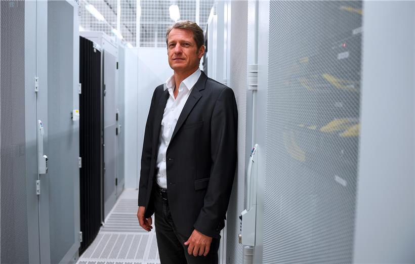 Claude Demuth im LU-CIX-Rechenzentrum in Bettemburg
