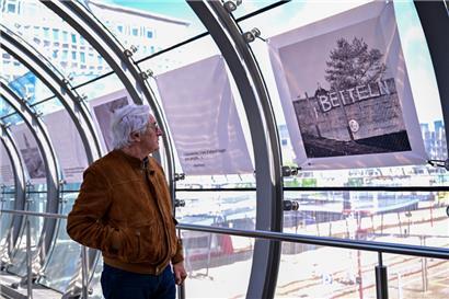 Claude Frisoni lors de son exposition dans le hall et dans la passerelle de la gare, „Les exclus du festin – la pauvreté au Luxembourg“
