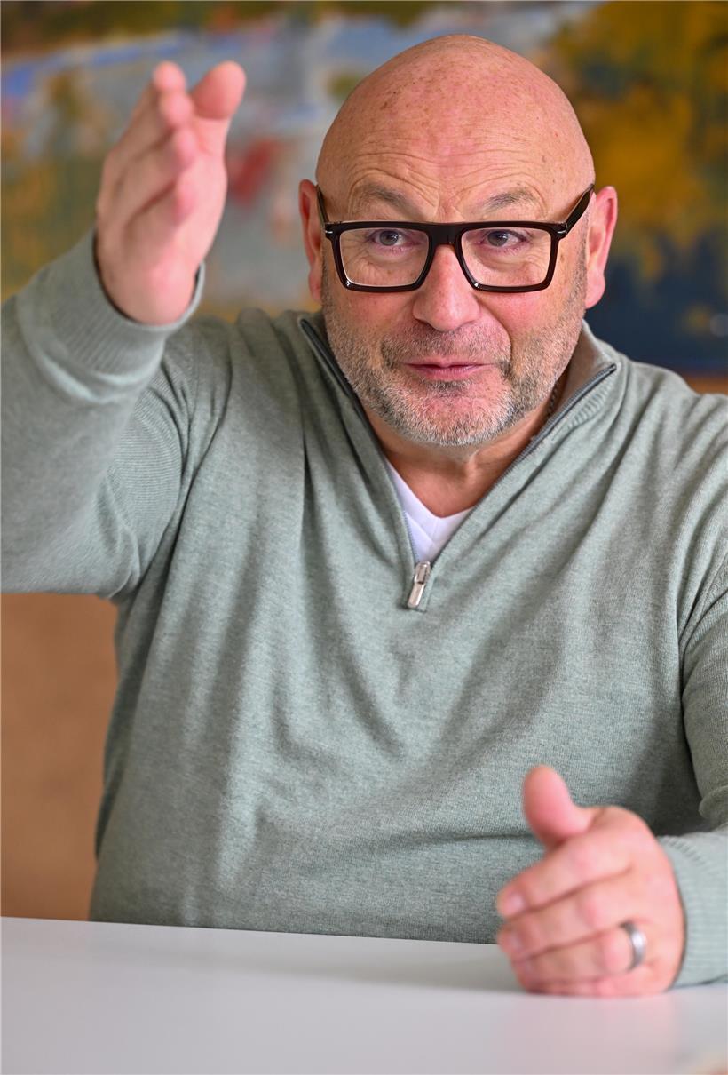 Claude Marson, Bürgermeister von Schüttringen und Präsident des SIAS, spricht bei einer offiziellen Veranstaltung