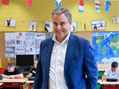 Claude Meisch bei einem Schulbesuch im Herbst 2024: Bei der jetzigen Hitzewelle sorgte der Bildungsfamilie vor allem für Verwirrung