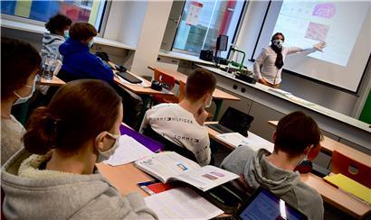 Claude Meisch meldet auf Twitter, dass auch jeder zweite Schüler zwischen 12 und 18 Jahren schon vollständig geimpft ist
