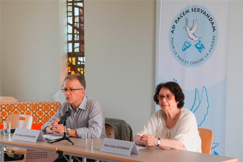 Claude Pantaleoni, président d’Ad pacem servandam, et Galia Ackerman, historienne
