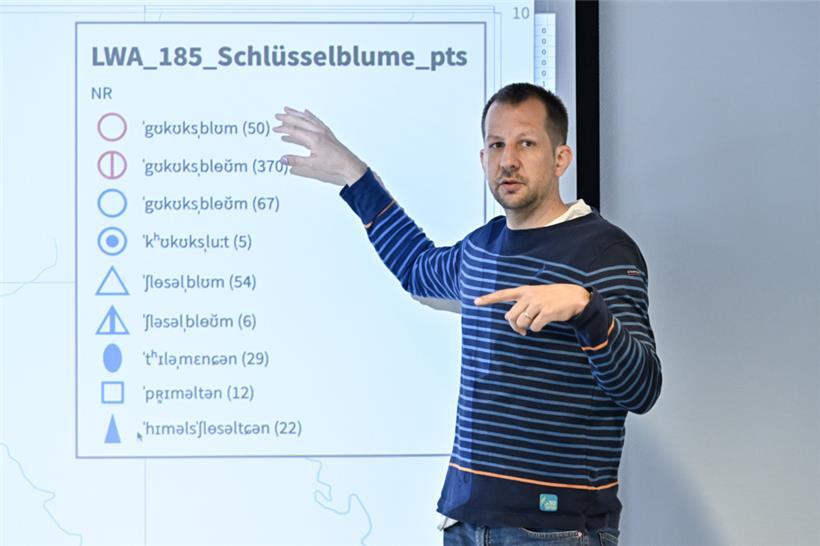 Claude Schmit, der für die Karten im „Wortatlas“ zuständig ist, erläutert am Beispiel der Kuckucksblume den Aufbau des Buches
