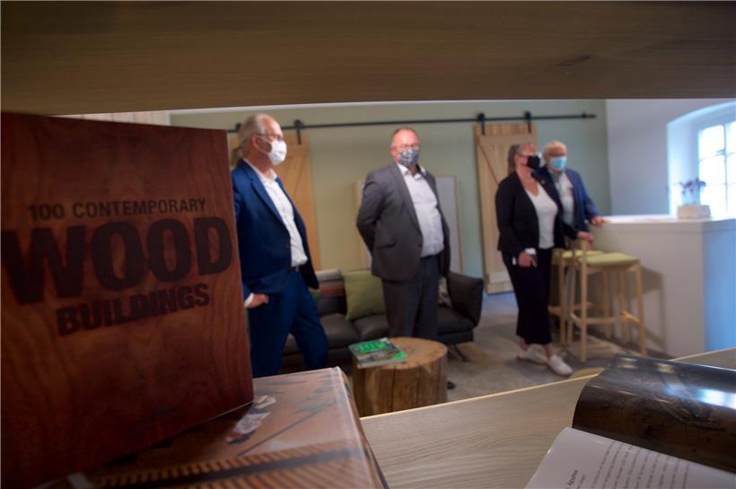 Claude Turmes, Romain Schneider, Carole Dieschbourg und der Beforter Bürgermeister Camille Hoffmann beim Besuch der Schreinerei Knaf-Buchler
