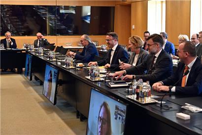 Claude Turmes, Xavier Bettel, Paulette Lenert und Franz Fayot auf der Regierungsbank; Corinne Cahen (an Covid erkrankt) war zugeschaltet
