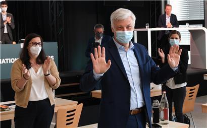 Claude Wiseler auf dem CSV-Parteikongress im April. Im Hintergrund applaudieren Stéphanie Weydert (links) und Elisabeth Margue (rechts) – die sich nun beide bald vor Gericht verantworten müssen.
