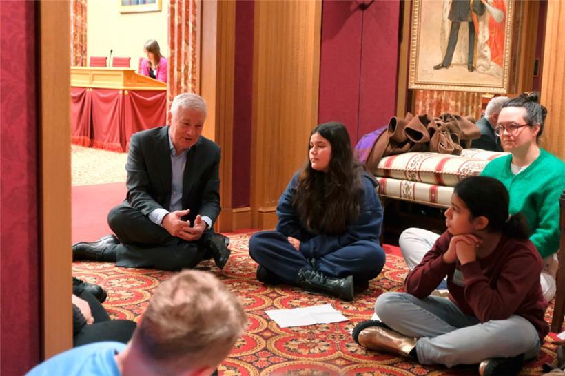 Claude Wiseler und viele weitere Politiker diskutierten auf wirklicher Augenhöhe mit den Kindern
