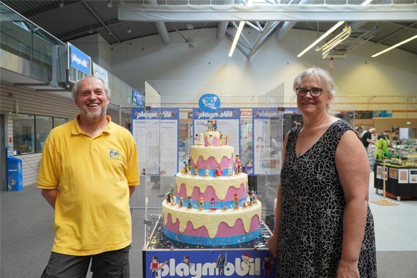 Claude und Evelyne Hengel präsentieren fünf Vitrinen zum Thema „50 Jahre Playmob...