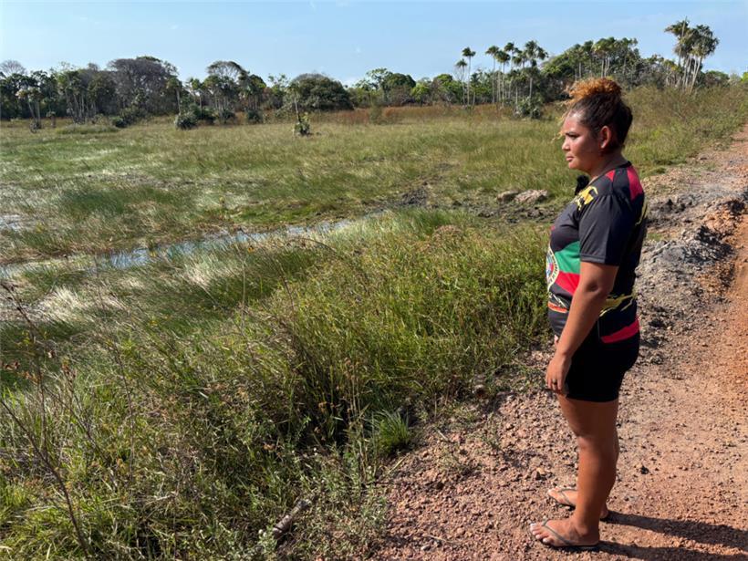 Claudeth Sousa blickt skeptisch auf das Land, das zu ihrem Quilombo gehört
