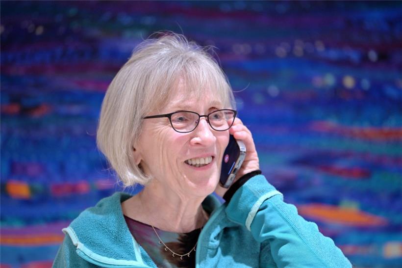 Claudia Goldin spricht in ihrem Haus via Telefon mit einem Reporter, nachdem sie erfahren hat, dass sie den Nobelpreis für Wirtschaftswissenschaften erhalten hat
